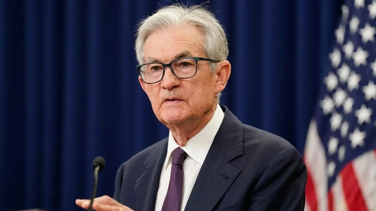 Jerome Powell standing in meeting of FOMC on May 7, 2026