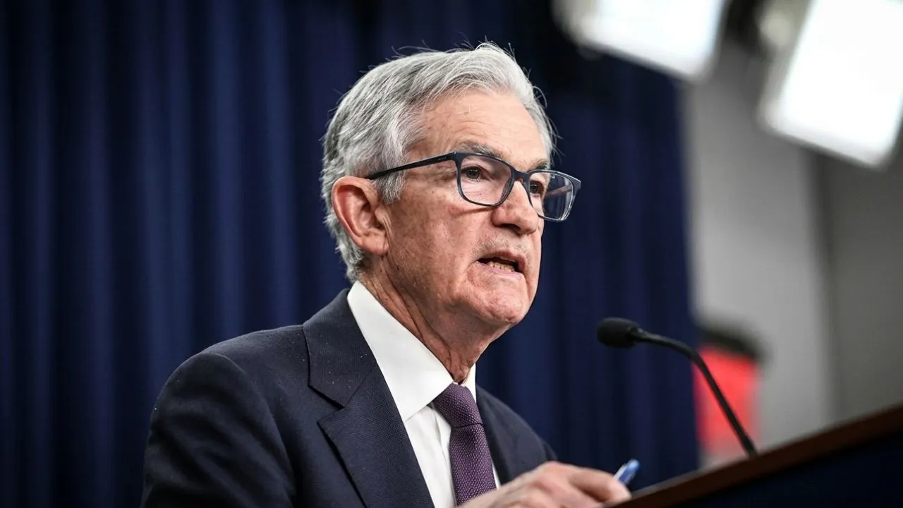 Federal Reserve building and Jerome Powell in Washington DC representing FOMC rate hold decision May 7 2026 at 4.25 to 4.50 percent