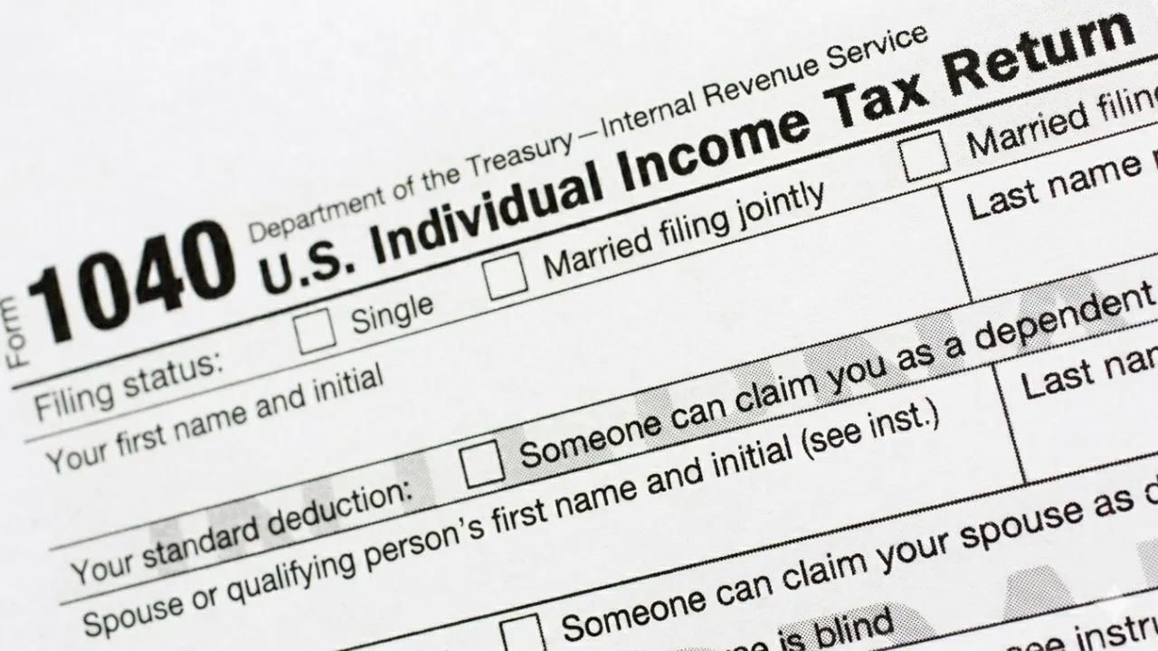 Labeled infographic illustrating the IRS tax return cycle and the automated freeze checkpoints causing an IRS refund delay for 830,000 taxpayers.