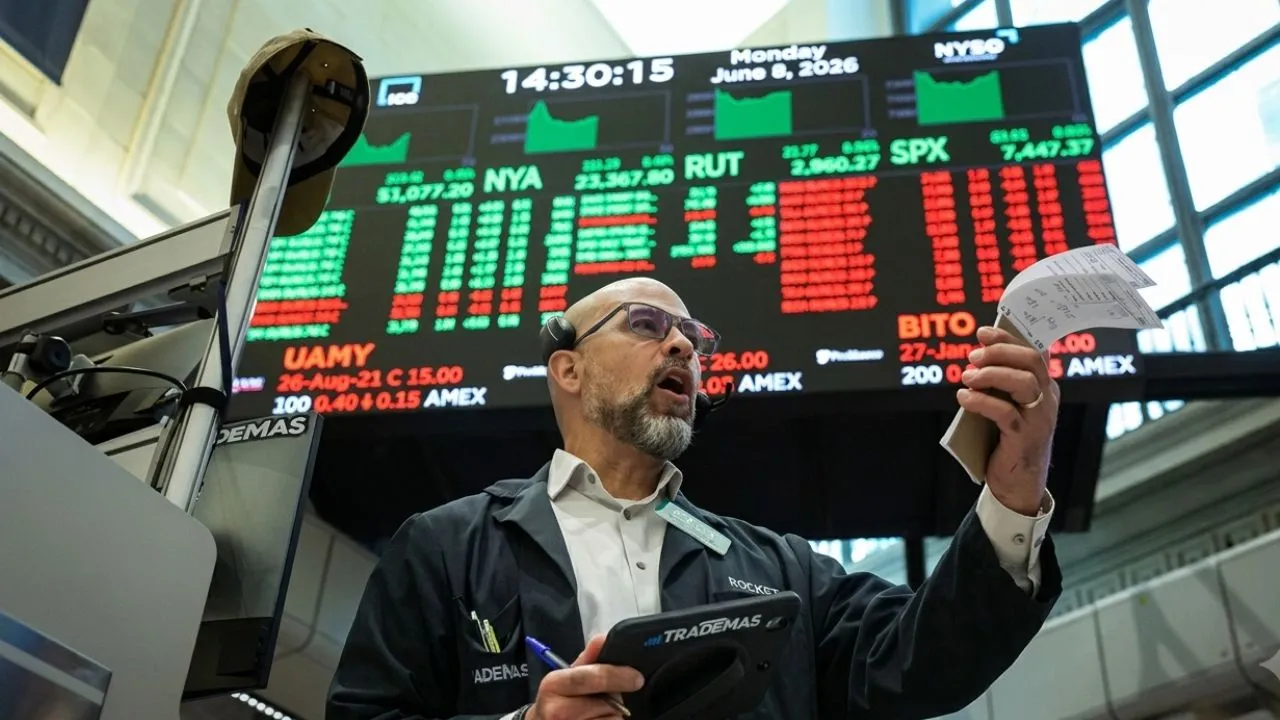 Investor Jeremy Grantham warning of AI stock market bubble as Dow hits record high and Nasdaq falls