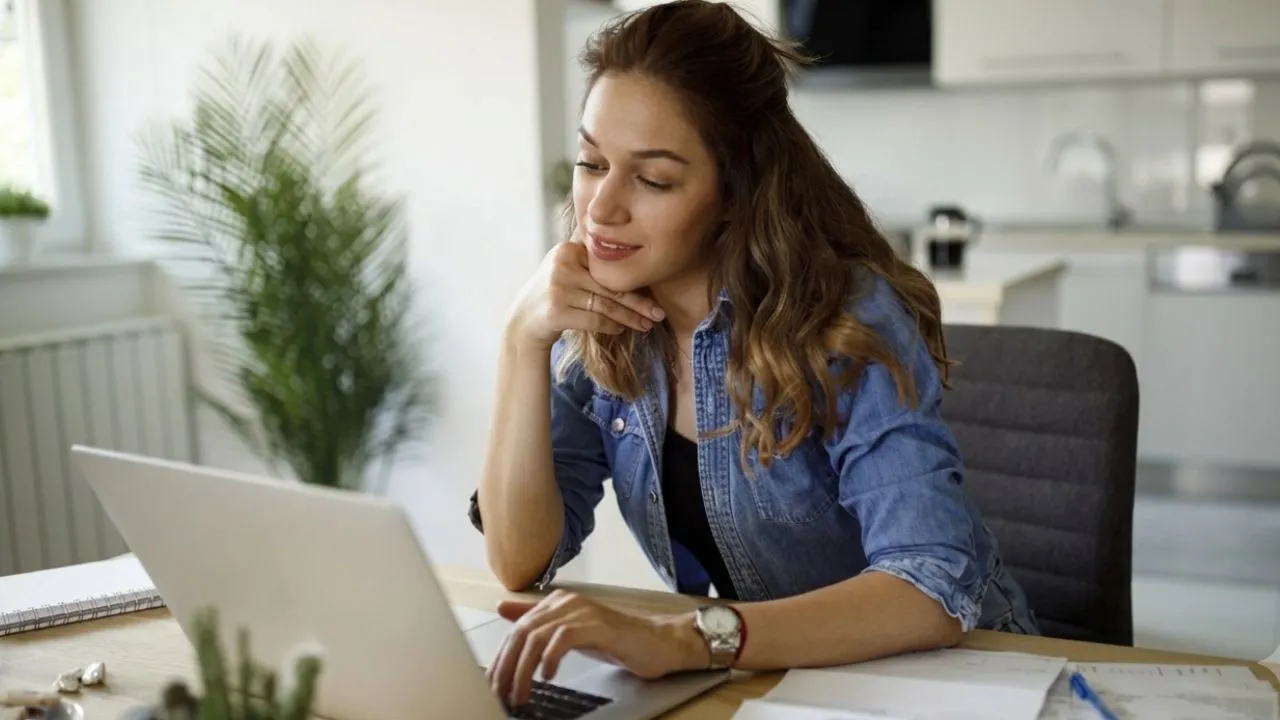 A saver compares five government money market funds and yields on a laptop in 2026