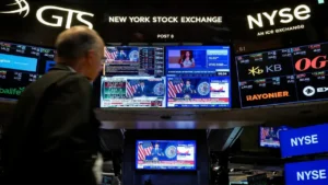 Latest U.S. Financial News and Analysis 15 NYSE trading floor screens showing Federal Reserve interest rate coverage and U.S. financial markets