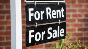 Latest U.S. Financial News and Analysis 13 For Rent and For Sale signs outside a residential property, illustrating the U.S. housing market.